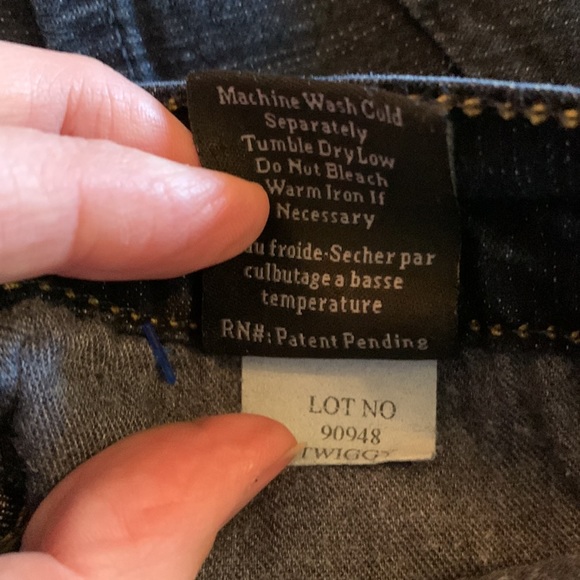 JamesJeans skinny leg, dark wash sz26 stretchy lightweight jeans in good conditn - Picture 8 of 9